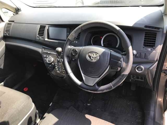 2013 TOYOTA ISIS Platana 